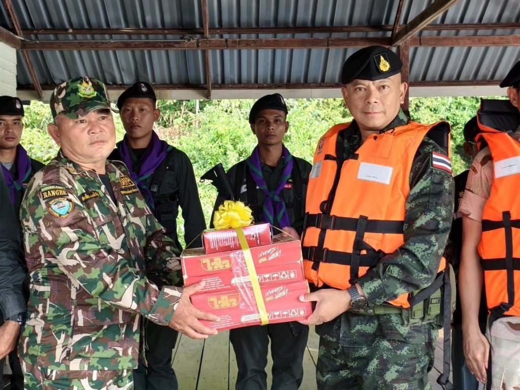 กาญจนบุรี - ผบ.ฉก.ลาดหญ้า กกล.สุรสีห์ จับมือ ฝ่ายความมั่นคง อ.ทองผาภูมิ ลงพื้นที่ลาดตระเวนทางน้ำ “เขื่อนวชิราลงกรณ” ป้องกันการกระทำผิดกฎหมายในพื้นที่ชายแดนทุกรูปแบบ 13 Talknews Online