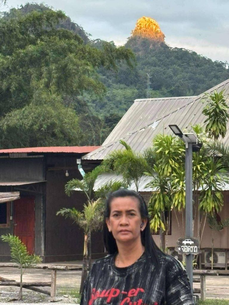 กาญจนบุรี - ฮือฮาในโลกโซเชียส สุดแปลกตาบนท้องฟ้าเหลืองอร่าม! นักท่องเที่ยวเก็บภาพ ยอดเขาแหลม อำเภอทองผาภูมิ กลายเป็นสีทอง 13 Talknews Online