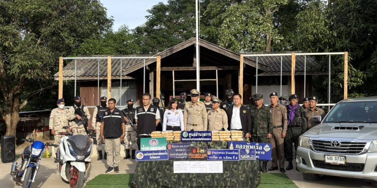 ทพ.2110 ทพ.21 รวบสองหนุ่มชาวอุดรธานี ขนยาบ้ากว่า 2 แสนเม็ด ที่ลักลอบนำเข้าจากประเทศเพื่อนบ้าน เตรียมไว้จำหน่ายในพื้นที่