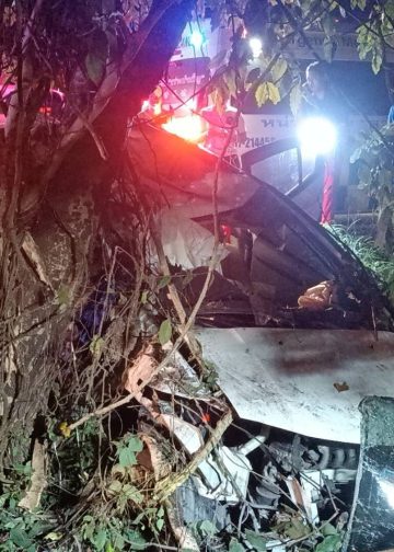 ปราจีนบุรี หนุ่ม 57 ขับเก๋งชนต้นไม้ถูกอัดก๊อบปี้เสียชีวิตคาที่