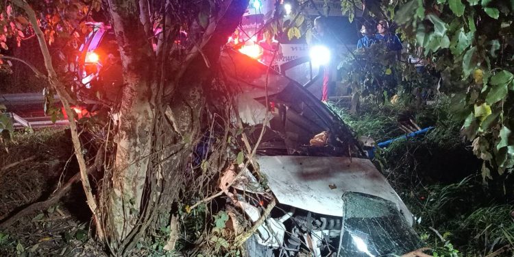 ปราจีนบุรี หนุ่ม 57 ขับเก๋งชนต้นไม้ถูกอัดก๊อบปี้เสียชีวิตคาที่