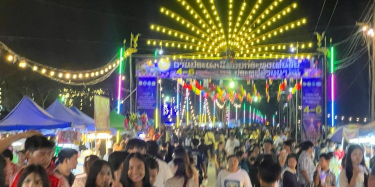 นทท.ร่วมสืบสานงานประเพณีลอยกระทงเด่นชัยประตู่ล้านนา ประจำปี 2568 อย่างคึกคัก