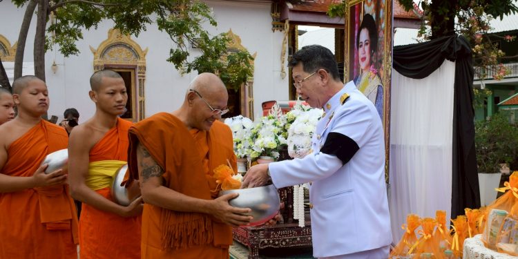 จังหวัดแพร่ ประกอบพิธีทำบุญตักบาตรและบำเพ็ญกุศลถวายเป็นพระราชกุศล แด่สมเด็จพระบรมราชชนนีพันปีหลวง ครบ 15 วัน (ปัณรสมวาร) แห่งการสวรรคต 12 จังหวัดแพร่ ประกอบพิธีทำบุญตักบาตรและบำเพ็ญกุศลถวายเป็นพระราชกุศล แด่สมเด็จพระบรมราชชนนีพันปีหลวง ครบ 15 วัน (ปัณรสมวาร) แห่งการสวรรคต