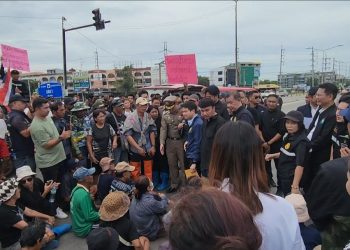 ชาวบ้านอยุธยาสุดทน! ปิดถนนประท้วงน้ำท่วมซ้ำซาก ร้องรัฐเร่งระบายน้ำ 15 ชาวบ้านอยุธยาสุดทน! ปิดถนนประท้วงน้ำท่วมซ้ำซาก ร้องรัฐเร่งระบายน้ำ