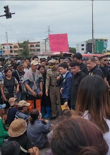 ชาวบ้านอยุธยาสุดทน! ปิดถนนประท้วงน้ำท่วมซ้ำซาก ร้องรัฐเร่งระบายน้ำ