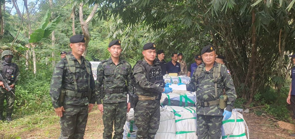 ทัพเจ้าตากปะทะเดือด! ใกล้ ถ้ำหลวง ยึดยาบ้ากว่า 7.2 ล้านเม็ด จับผู้ต้องหาได้ 1 คน 13 Talknews Online