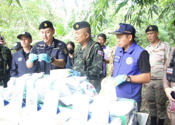 ทัพเจ้าตากปะทะเดือด! ใกล้ ถ้ำหลวง ยึดยาบ้ากว่า 7.2 ล้านเม็ด จับผู้ต้องหาได้ 1 คน 15 ทัพเจ้าตากปะทะเดือด! ใกล้ ถ้ำหลวง ยึดยาบ้ากว่า 7.2 ล้านเม็ด จับผู้ต้องหาได้ 1 คน