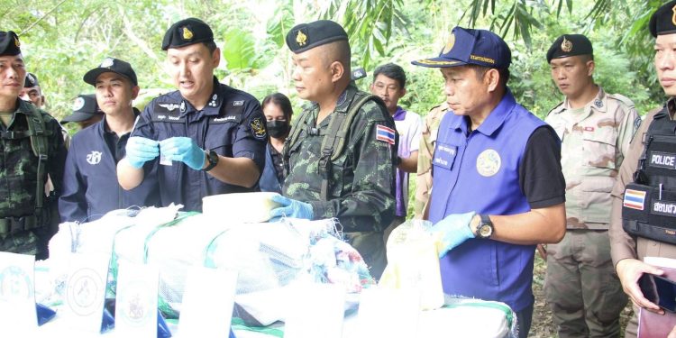 ทัพเจ้าตากปะทะเดือด! ใกล้ ถ้ำหลวง ยึดยาบ้ากว่า 7.2 ล้านเม็ด จับผู้ต้องหาได้ 1 คน 12 ทัพเจ้าตากปะทะเดือด! ใกล้ ถ้ำหลวง ยึดยาบ้ากว่า 7.2 ล้านเม็ด จับผู้ต้องหาได้ 1 คน