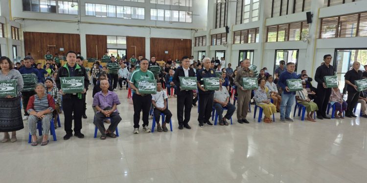 อำนาจเจริญ ปภ.จังหวัดมอบผ้าห่มกันหนาวจากบริษัทไทยเบฟเวอเรจจำกัด(มหาชน)ให้กับประชาชนอำเภอปทุมราชวาศา ที่กำลังประสบกับสภาวะภัยหนาว อยู่ในขณะนี้ 12 อำนาจเจริญ ปภ.จังหวัดมอบผ้าห่มกันหนาวจากบริษัทไทยเบฟเวอเรจจำกัด(มหาชน)ให้กับประชาชนอำเภอปทุมราชวาศา ที่กำลังประสบกับสภาวะภัยหนาว อยู่ในขณะนี้