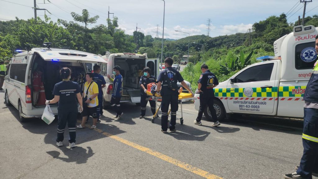 หนุ่มใหญ่พาญาติมาใช้สิทธิ์คนละครึ่ง ซื้อของ รถกระบะถอยลงดอยเครื่องดับ เบรกไม่ทำงาน พลิกคว่ำ เจ็บ 9 ราย 13 Talknews Online