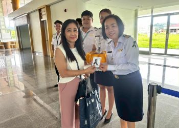 เบตง / เจ้าหน้าที่สนามบินเบตงประดิษฐ์ริบบิ้นมอบให้ประชาชนนักท่องเที่ยว 33 เบตง / เจ้าหน้าที่สนามบินเบตงประดิษฐ์ริบบิ้นมอบให้ประชาชนนักท่องเที่ยว