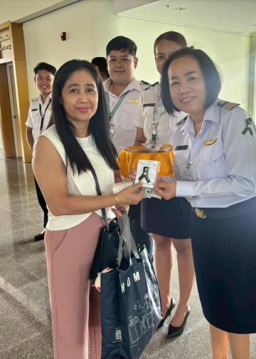 เบตง / เจ้าหน้าที่สนามบินเบตงประดิษฐ์ริบบิ้นมอบให้ประชาชนนักท่องเที่ยว