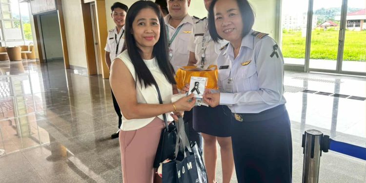 เบตง / เจ้าหน้าที่สนามบินเบตงประดิษฐ์ริบบิ้นมอบให้ประชาชนนักท่องเที่ยว