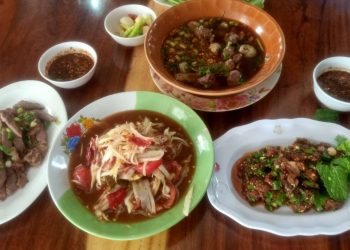 สกลนคร ชิมลาบ ก้อยส้ม ก้อยขม ต้มไส้ขอดร้านยายน้อยหลังราชภัฏ