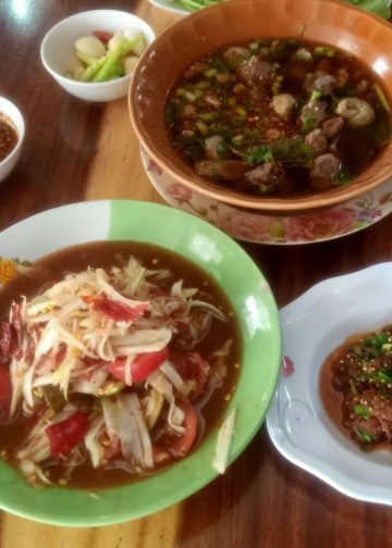 สกลนคร ชิมลาบ ก้อยส้ม ก้อยขม ต้มไส้ขอดร้านยายน้อยหลังราชภัฏ