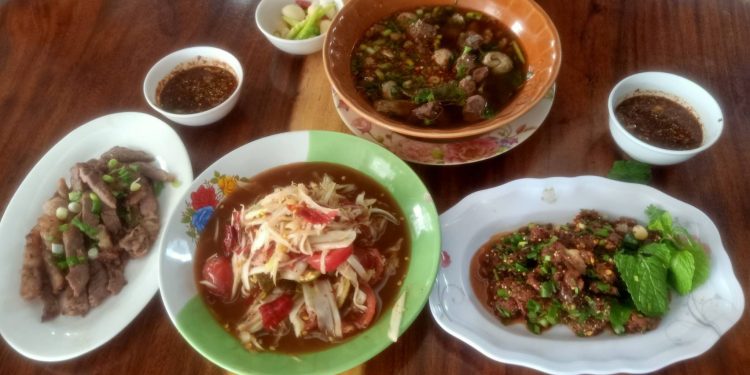 สกลนคร ชิมลาบ ก้อยส้ม ก้อยขม ต้มไส้ขอดร้านยายน้อยหลังราชภัฏ