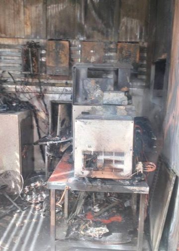 ไฟไหม้หม้อมิเตอร์ ลุกลามห้องครัวบ้านพัก จนท.เร่งดับเพลิงเสียหายบางส่วน