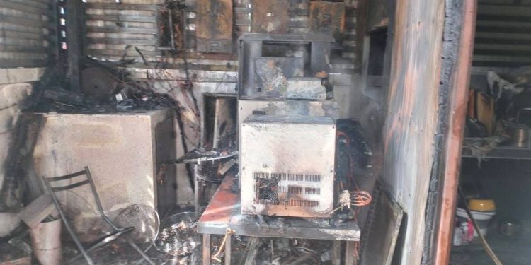 ไฟไหม้หม้อมิเตอร์ ลุกลามห้องครัวบ้านพัก จนท.เร่งดับเพลิงเสียหายบางส่วน 12 ไฟไหม้หม้อมิเตอร์ ลุกลามห้องครัวบ้านพัก จนท.เร่งดับเพลิงเสียหายบางส่วน