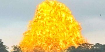 กาญจนบุรี – ฮือฮาสุดในโลกโซเชียส สุดแปลกตาบนท้องฟ้าเหลืองอร่าม ยอดเขาแหลม อำเภอทองผาภูมิ!! กลายเป็นสีทอง ล่าสุดลุงวัย 76 ปี ชาวบ้านที่เห็นภาพ ยอดเขาแหลม กลายเป็นสีทอง เผยอยู่มา 20 ปีไม่เคยเจอ ปลื้มใจที่สุด