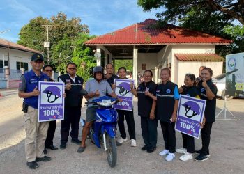 มหาสารคามอบต. บ่อใหญ่ อ.บรบือ เพิ่มความ เข้มมาตรการความปลอดภัยทางถนนโดยได้ตั้งด่านชุมชนปากหวานณบริเวณสามแยกใกล้ป้อมยามตำรวจเพื่อตรวจให้คำแนะนำ ประชาชนใช้มาตรการ 3 ม 2 ข1 ร 17 มหาสารคามอบต. บ่อใหญ่ อ.บรบือ เพิ่มความ เข้มมาตรการความปลอดภัยทางถนนโดยได้ตั้งด่านชุมชนปากหวานณบริเวณสามแยกใกล้ป้อมยามตำรวจเพื่อตรวจให้คำแนะนำ ประชาชนใช้มาตรการ 3 ม 2 ข1 ร