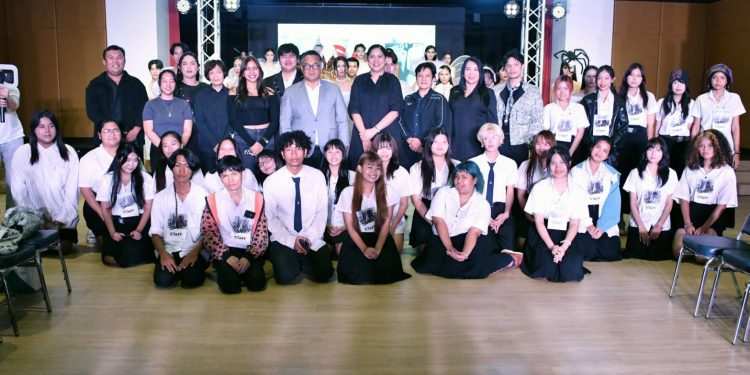 ศิลปกรรม มทร.ธัญบุรี โชว์ "SATLAB - FASHION EXPERIMENT" แฟชั่นดีไซเนอร์รุ่นใหม่ 12 ศิลปกรรม มทร.ธัญบุรี โชว์ “SATLAB – FASHION EXPERIMENT” แฟชั่นดีไซเนอร์รุ่นใหม่