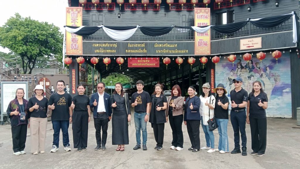 (ททท.) ชวนเที่ยวอุตรดิตถ์ รับลมหนาว ชูแคมเปญสร้างสรรค์ “เปิดประตูสู่ดินแดนแห่งตำนาน นั่งรถรางตามรอยเมืองลับแล”ที่ตลาดถนนวันวาน เทศบาลตำบลศรีพนมมาศ อ.ลับแล 13 Talknews Online