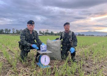 เชียงราย ทหารผาเมือง สกัดแก๊งขนยาเสพติด จับได้ 1 หนี 3-4 คน ทิ้งของกลางอื้อ! 15 เชียงราย ทหารผาเมือง สกัดแก๊งขนยาเสพติด จับได้ 1 หนี 3-4 คน ทิ้งของกลางอื้อ!