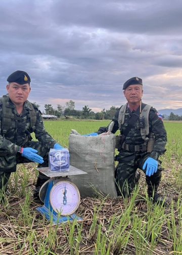 เชียงราย ทหารผาเมือง สกัดแก๊งขนยาเสพติด จับได้ 1 หนี 3-4 คน ทิ้งของกลางอื้อ!