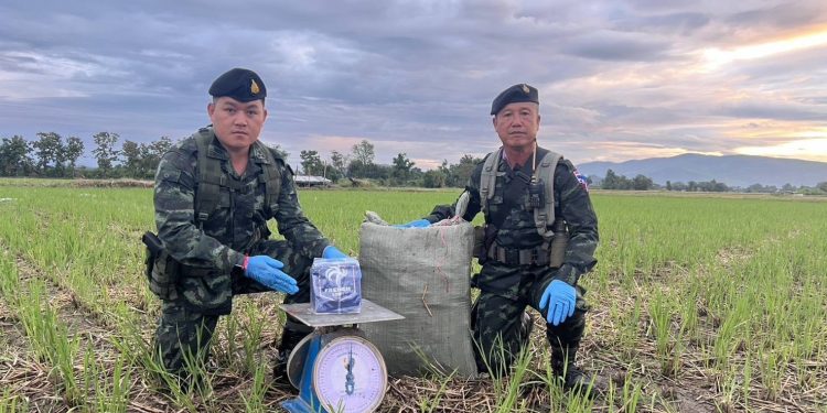 เชียงราย ทหารผาเมือง สกัดแก๊งขนยาเสพติด จับได้ 1 หนี 3-4 คน ทิ้งของกลางอื้อ!