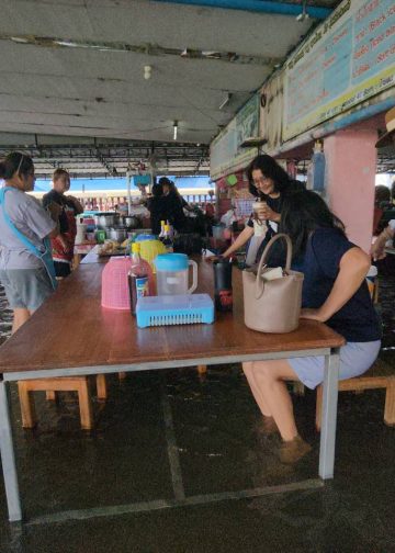 นครปฐม สัมผัสบรรยากาศ ลุยชิมก๋วยเตี๋ยว กลางมวลน้ำเอ่อแม่น้ำท่าจีน