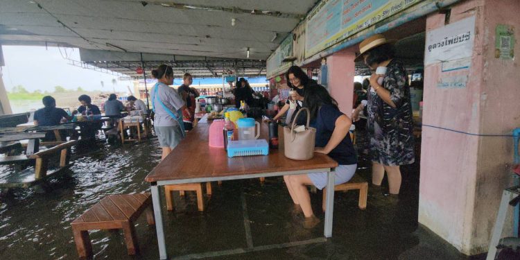 นครปฐม สัมผัสบรรยากาศ ลุยชิมก๋วยเตี๋ยว กลางมวลน้ำเอ่อแม่น้ำท่าจีน