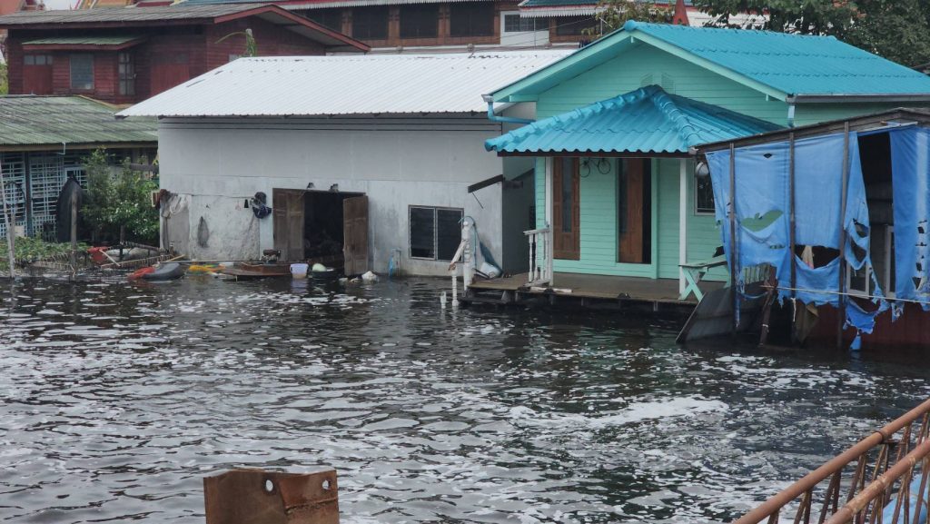 มวลน้ำมาถึง นครปฐม นครชัยศรี น้ำเอ่อล้นแล้ว 15 ตำบล นายก อบต.ไทยาวาส ขานรับนโยบายนายอำเภอนครชัยศรี ช่วยชาวบ้านที่ผลกระทบ และพร้อมรับสถานการณ์มวลน้ำใหญ่ที่จะมาถึงอีกระรอก 13 Talknews Online