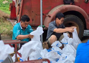 "นายกกริต แสงสร้อย"ทต.สูงเม่น ร่วมแรงร่วมใจบรรจุกระสอบทราย เตรียมความพร้อมรับมือ(พายุคัลแมกี) เพื่อเป็นการป้องกันน้ำท่วมฉับพลัน 33 “นายกกริต แสงสร้อย”ทต.สูงเม่น ร่วมแรงร่วมใจบรรจุกระสอบทราย เตรียมความพร้อมรับมือ(พายุคัลแมกี) เพื่อเป็นการป้องกันน้ำท่วมฉับพลัน