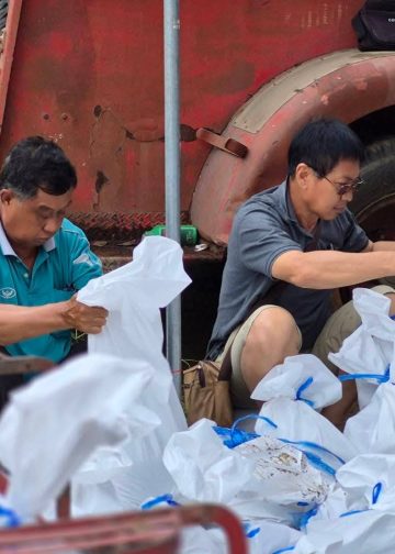 "นายกกริต แสงสร้อย"ทต.สูงเม่น ร่วมแรงร่วมใจบรรจุกระสอบทราย เตรียมความพร้อมรับมือ(พายุคัลแมกี) เพื่อเป็นการป้องกันน้ำท่วมฉับพลัน 14 “นายกกริต แสงสร้อย”ทต.สูงเม่น ร่วมแรงร่วมใจบรรจุกระสอบทราย เตรียมความพร้อมรับมือ(พายุคัลแมกี) เพื่อเป็นการป้องกันน้ำท่วมฉับพลัน