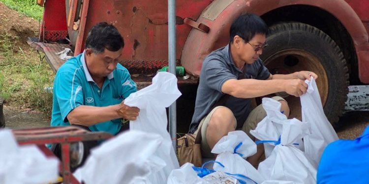 “นายกกริต แสงสร้อย”ทต.สูงเม่น ร่วมแรงร่วมใจบรรจุกระสอบทราย เตรียมความพร้อมรับมือ(พายุคัลแมกี) เพื่อเป็นการป้องกันน้ำท่วมฉับพลัน