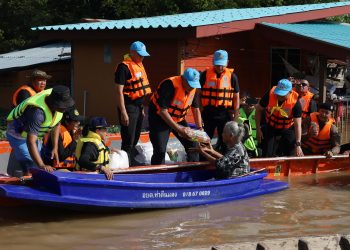 ผบช.ภ.1 ลงพื้นที่ผักไห่ มอบนโยบายตำรวจดูแลประชาชน หลังน้ำท่วมวิกฤต – ตรวจเยี่ยมมอบถุงยังชีพผู้เดือดร้อน