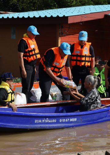 ผบช.ภ.1 ลงพื้นที่ผักไห่ มอบนโยบายตำรวจดูแลประชาชน หลังน้ำท่วมวิกฤต – ตรวจเยี่ยมมอบถุงยังชีพผู้เดือดร้อน