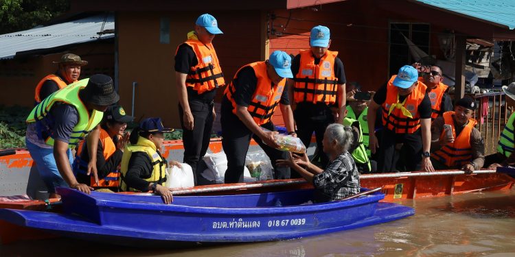 ผบช.ภ.1 ลงพื้นที่ผักไห่ มอบนโยบายตำรวจดูแลประชาชน หลังน้ำท่วมวิกฤต – ตรวจเยี่ยมมอบถุงยังชีพผู้เดือดร้อน