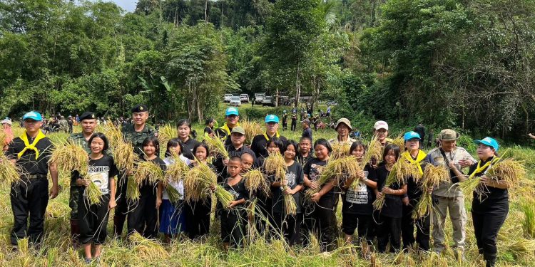 กาญจนบุรี – กิจกรรม “การทำนารวม สานสามัคคี สืบทอดวิถี ประเพณี วัฒนธรรม และการอนุรักษ์ผืนป่า”