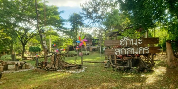 สกลนคร สุดทึ่งทำคนเดียวสร้างบ้านต้นไม้ 6 ชั้น ใช้เวลาสร้าง 6 ปี