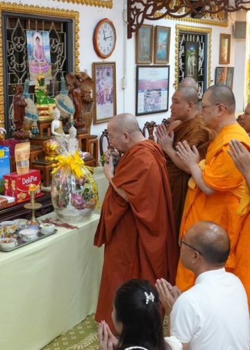 ผู้บริหารคณะสงฆ์เวียดนามร่วมกับประธานมูลนิธิธรรมกาย บำเพ็ญกุศลถวายพระพันปีหลวง