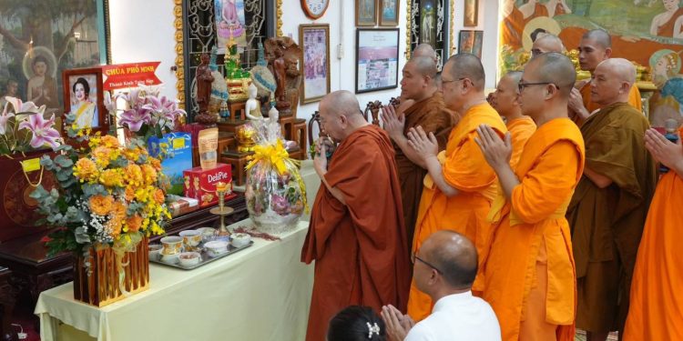 ผู้บริหารคณะสงฆ์เวียดนามร่วมกับประธานมูลนิธิธรรมกาย บำเพ็ญกุศลถวายพระพันปีหลวง 12 ผู้บริหารคณะสงฆ์เวียดนามร่วมกับประธานมูลนิธิธรรมกาย บำเพ็ญกุศลถวายพระพันปีหลวง