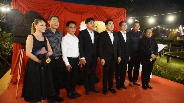 กาญจนบุรี – เกินคาดคอหนังไทยร่วมชมแน่น Kanchanaburi City of Film!! เปิดแล้วเทศกาลหนังเมืองกาญจน์ ครั้งที่ 4 ประเดิมความยิ่งใหญ่ มุ่งหน้าสู่การเป็น “เมืองสร้างสรรค์ด้านภาพยนตร์” ระดับโลกณ สวนไทรโยค รีสอร์ท ปลุกกระแสท่องเที่ยว ดันวาระสำคัญ “Kanchanaburi City of Film” ยูเนสโก พร้อมฉายหนังกลางแปลงกลางธรรมชาติ 13 Talknews Online