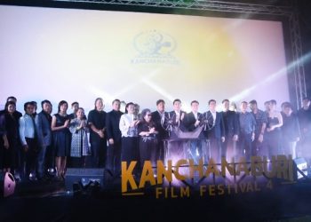 กาญจนบุรี – เกินคาดคอหนังไทยร่วมชมแน่น Kanchanaburi City of Film!! เปิดแล้วเทศกาลหนังเมืองกาญจน์ ครั้งที่ 4 ประเดิมความยิ่งใหญ่ มุ่งหน้าสู่การเป็น “เมืองสร้างสรรค์ด้านภาพยนตร์” ระดับโลกณ สวนไทรโยค รีสอร์ท ปลุกกระแสท่องเที่ยว ดันวาระสำคัญ “Kanchanaburi City of Film” ยูเนสโก พร้อมฉายหนังกลางแปลงกลางธรรมชาติ 33 กาญจนบุรี – เกินคาดคอหนังไทยร่วมชมแน่น Kanchanaburi City of Film!! เปิดแล้วเทศกาลหนังเมืองกาญจน์ ครั้งที่ 4 ประเดิมความยิ่งใหญ่ มุ่งหน้าสู่การเป็น “เมืองสร้างสรรค์ด้านภาพยนตร์” ระดับโลกณ สวนไทรโยค รีสอร์ท ปลุกกระแสท่องเที่ยว ดันวาระสำคัญ “Kanchanaburi City of Film” ยูเนสโก พร้อมฉายหนังกลางแปลงกลางธรรมชาติ