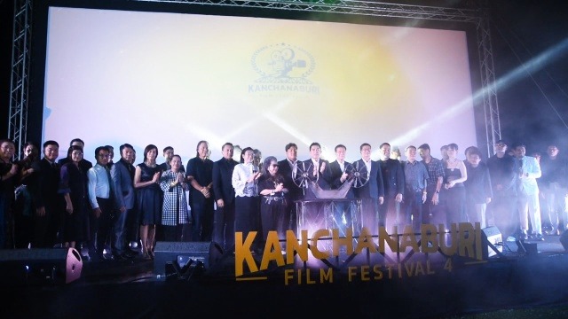 กาญจนบุรี – เกินคาดคอหนังไทยร่วมชมแน่น Kanchanaburi City of Film!! เปิดแล้วเทศกาลหนังเมืองกาญจน์ ครั้งที่ 4 ประเดิมความยิ่งใหญ่ มุ่งหน้าสู่การเป็น “เมืองสร้างสรรค์ด้านภาพยนตร์” ระดับโลกณ สวนไทรโยค รีสอร์ท ปลุกกระแสท่องเที่ยว ดันวาระสำคัญ “Kanchanaburi City of Film” ยูเนสโก พร้อมฉายหนังกลางแปลงกลางธรรมชาติ 12 กาญจนบุรี – เกินคาดคอหนังไทยร่วมชมแน่น Kanchanaburi City of Film!! เปิดแล้วเทศกาลหนังเมืองกาญจน์ ครั้งที่ 4 ประเดิมความยิ่งใหญ่ มุ่งหน้าสู่การเป็น “เมืองสร้างสรรค์ด้านภาพยนตร์” ระดับโลกณ สวนไทรโยค รีสอร์ท ปลุกกระแสท่องเที่ยว ดันวาระสำคัญ “Kanchanaburi City of Film” ยูเนสโก พร้อมฉายหนังกลางแปลงกลางธรรมชาติ