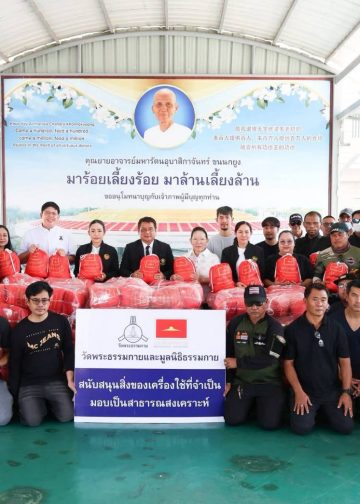 วัดพระธรรมกาย มูลนิธิธรรมกาย ร่วมอำเภอคลองหลวง มอบถุงยังชีพช่วยเหลือประชาชนในพื้นที่ตำบลคลองสาม เพื่อการสาธารณสงเคราะห์
