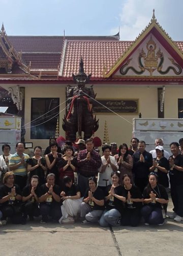 ครอบครัวพาณิชย์พิศาล บริจาคโลง จำนวน 100 ใบแก่ มูลนิธิจิตกุศลขอนแก่นเต็กก่าจีซิมเกาะ พร้อมถวาย เครื่องซักผ้าแด่ วัดมหาวงษ์ เนื่องในวันคล้ายวันเกิด