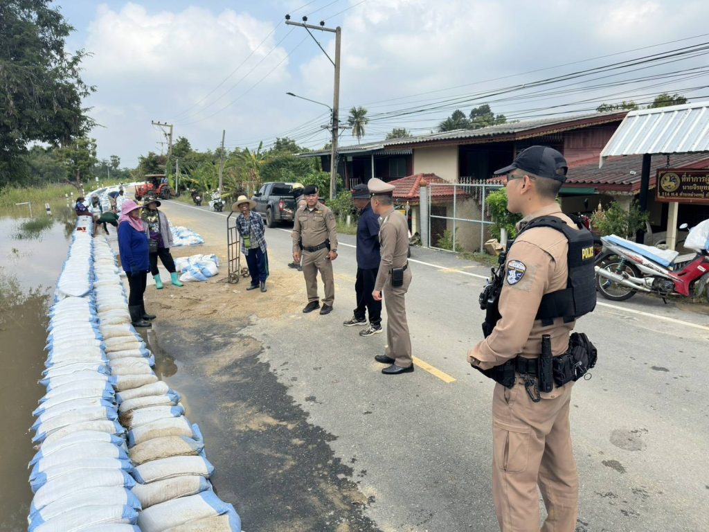 สิงห์บุรี / ตำรวจสภ.เมืองสิงห์บุรี ลงพื้นที่ตรวจสอบสถานการณ์อุทกภัยและให้กำลังใจประชาชนในพื้นที่น้ำท่วม 13 Talknews Online