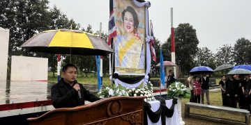 กาญจนบุรี – ชนชาวกะเหรี่ยงร่วมแสดงความอาลัยพระบรมราชชนนีพันปีหลวง ด้วยหัวใจแท้จริง!! กองกำลังกะเหรี่ยงพุทธประชาธิปไตย(DKBA) จัดพิธีถวายความอาลัยต่อการสวรรคตของสมเด็จพระนางเจ้าสิริกิติ์พระบรมราชินีนาถ ขณะกระทำพิธีกลางสายฝนกระหน่ำหนัก