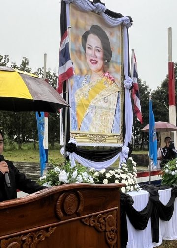 กาญจนบุรี – ชนชาวกะเหรี่ยงร่วมแสดงความอาลัยพระบรมราชชนนีพันปีหลวง ด้วยหัวใจแท้จริง!! กองกำลังกะเหรี่ยงพุทธประชาธิปไตย(DKBA) จัดพิธีถวายความอาลัยต่อการสวรรคตของสมเด็จพระนางเจ้าสิริกิติ์พระบรมราชินีนาถ ขณะกระทำพิธีกลางสายฝนกระหน่ำหนัก